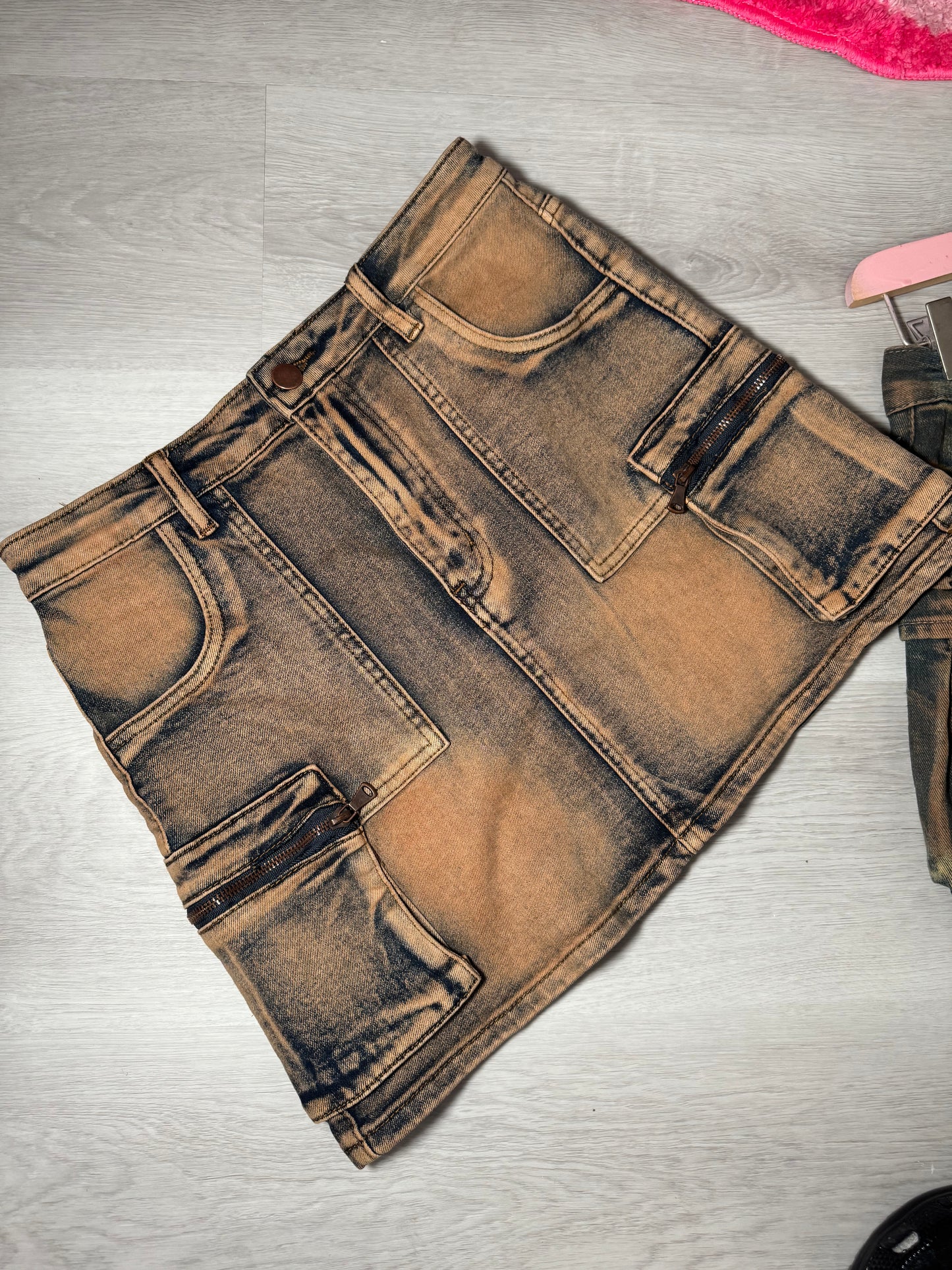 WOMEN'S DISTRESSED CARGO SKIRT