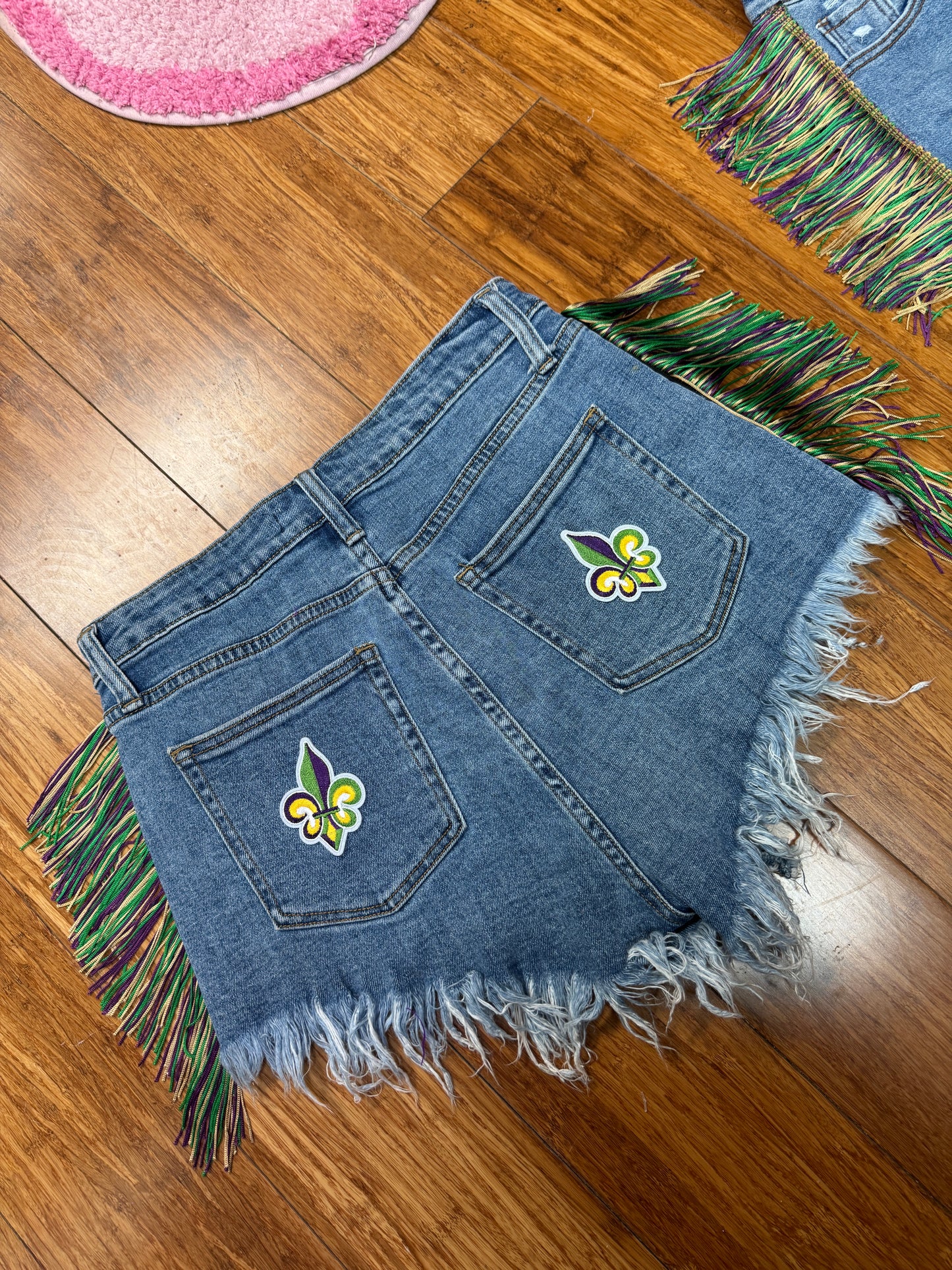 BOW BONANZA MARDI GRAS SHORTS