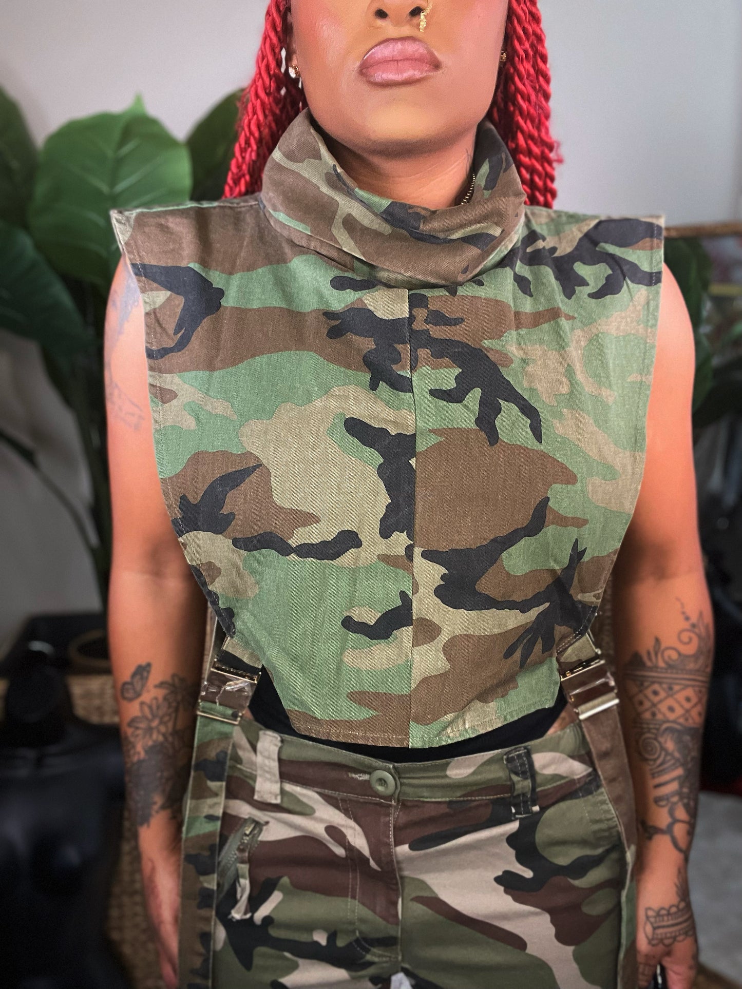 Women’s Sleeveless Turtleneck Army Fatigue Camouflage Buckle Top