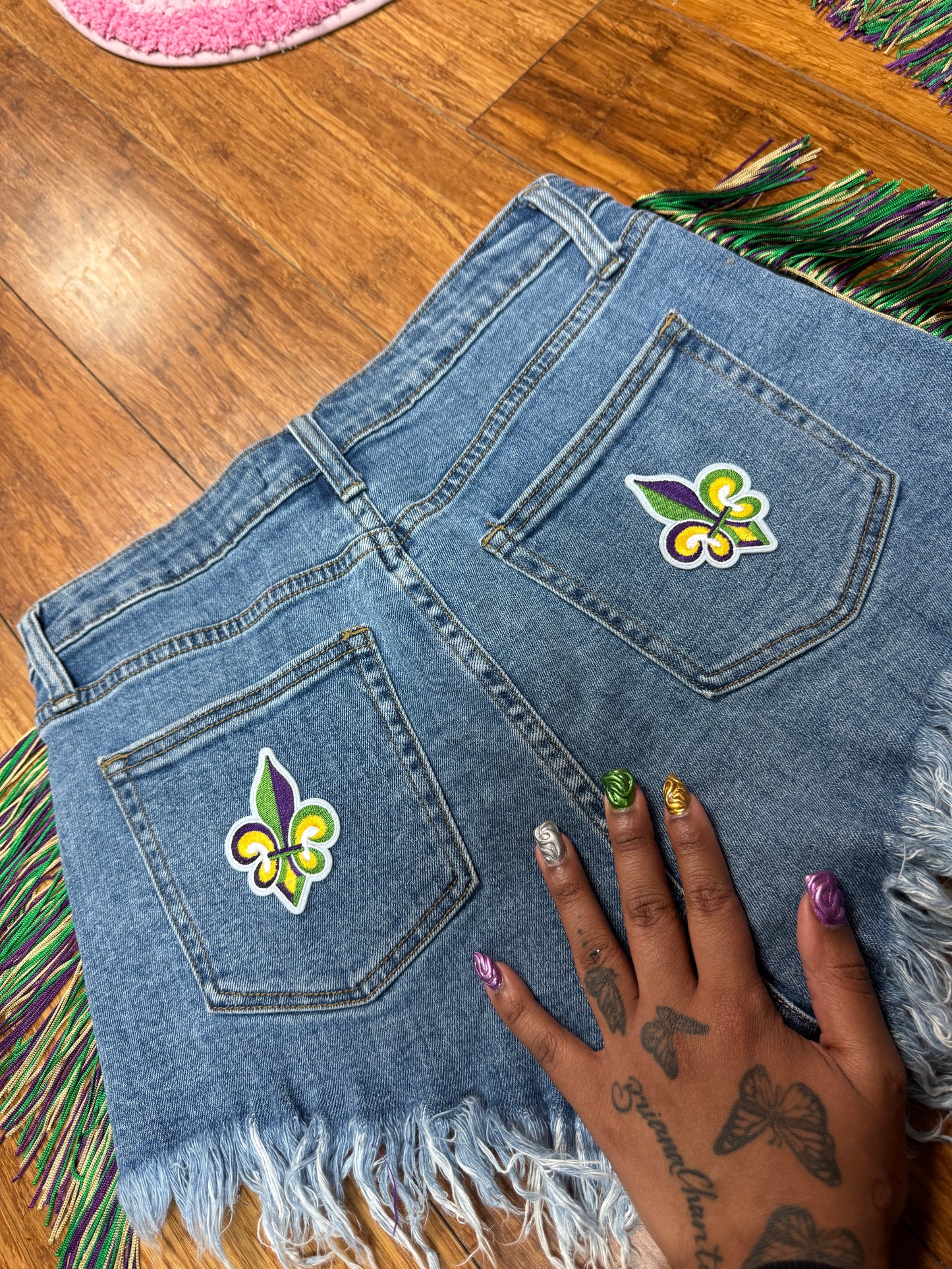 BOW BONANZA MARDI GRAS SHORTS