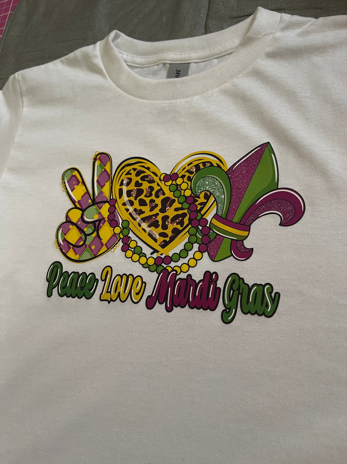 KIDS SHORT SLEEVE GRAPHIC T SHIRT PEACE LOVE MARDI GRAS