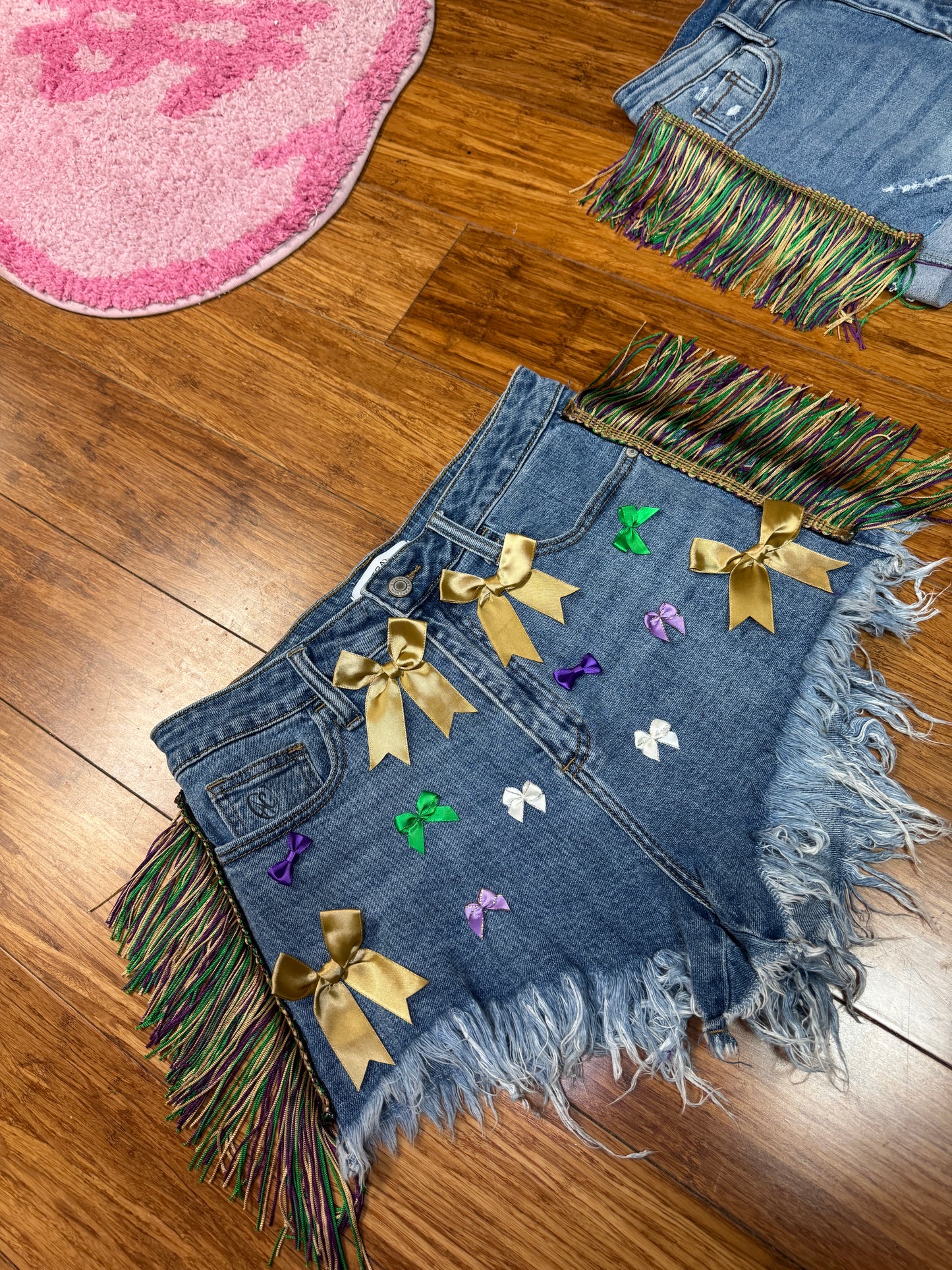BOW BONANZA MARDI GRAS SHORTS